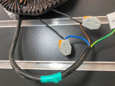 Lambadaki elektrik kabloları. Kırılma noktalarına elektrik bandıyla sarılmış kablolar. bağımsız elektrik bağlantısı.