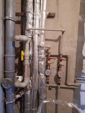 Tamiri olmayan yeni bir binadaki yeni stüdyo dairede su sayaçlı plastik tesisat borularının döşemesi..