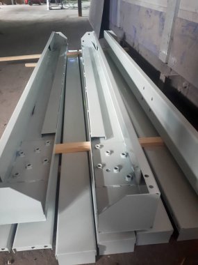 Metal boşlukları ve galvanize çelik levhalardan yapılmış parçalar bir metal fabrikasında bir atölyede.