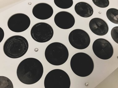 Analiz yapmak için tıbbi aletler. Kan tüplerini tutmak için askılar. Dönen test tüpleri için bir raf. Kan pıhtılarını karıştırmak için küçük santrifüj.