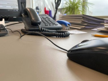 Ofis masasındaki siyah beyaz dijital telefon..