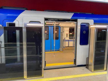Yeni modern bir metro istasyonunda otomatik kapı peronu sistemi. Metro güvenlik sistemi. Güzel kapılar, gelen vagonun kapılarıyla senkronize olarak açılıyor..