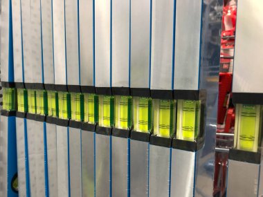 Seviye yüzeyi oluşturmak ve inşa etmek için seviyeler bir mağazada sergileniyor. İnşaat bölümü, hipermarket ve çeşitli tamir aletleri..