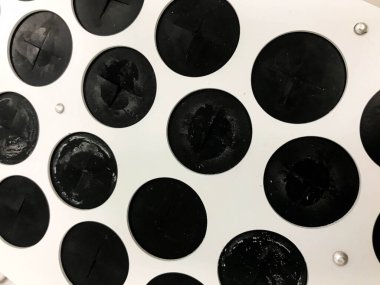 Analiz yapmak için tıbbi aletler. Kan tüplerini tutmak için askılar. Dönen test tüpleri için bir raf. Kanı karıştırmak için küçük bir santrifüj. tüpler yüksek kaliteli analiz için döndür.