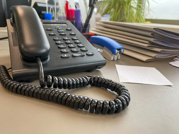 Schwarzes Kabelgebundenes Telefon Auf Dem Schreibtisch Neben Einem Laptop Büro — Stockfoto