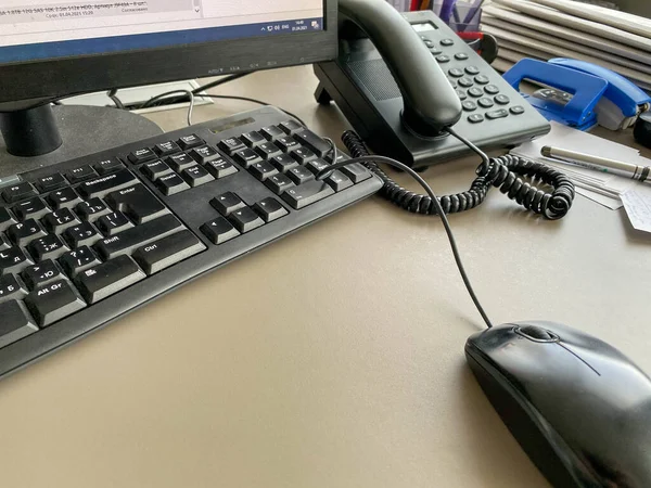 Negro Moderno Teclado Del Ratón Computadora Teléfono Una Mesa Trabajo — Foto de Stock