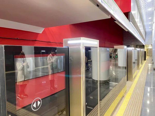 Sistema Plataforma Porta Automática Uma Nova Estação Metro Moderno Sistema — Fotografia de Stock