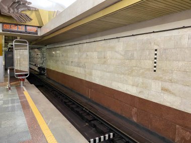 Metro istasyonunda bekleyen granit duvarlı trenler için platformdaki tünelin görüntüsü..