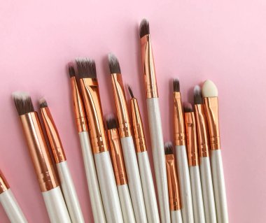 Güzellik kozmetik makyaj ürünü düzeni. Moda kadını fırça yapar. Şık tasarım arka planı. Yaratıcı moda konsepti. Kozmetik makyaj fırçası koleksiyonu, üst görünüm, afiş.