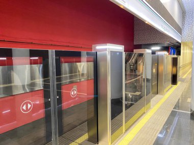 Metro istasyonundaki platform kapısı veya otomatik platform kapısı.