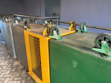 Bir yaz gününde üç tane kırmızı, mavi ve sarı çöp kutusu. Kağıt, plastik ve cam atıkları için kutular