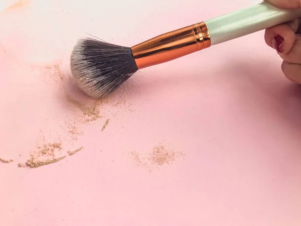 Rosa Professionell Makeup Borste För Pulver Och Ögonskuggor Isolerad Rosa — Stockfoto
