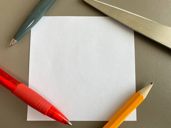 Маленькие Квадратные Листы Бумаги Заметок Заметок Рабочем Столе Шариковые Ручки — стоковое фото