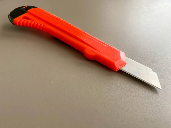 Cuchillo Oficina Rojo Afilado Con Una Hoja Corte Papel Escritorio — Foto de Stock