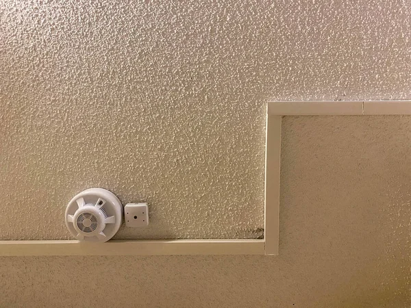 White Plastic Small Fire Detector Smoke Detector Alarm Ceiling Entrance — Stock Photo, Image