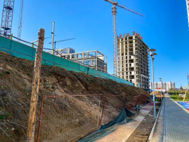 Çağdaş bir şehrin yeni bir bölgesinin inşası. Tamir için büyük endüstriyel vinçlerin yardımıyla yeni evler ve binalar inşa ediliyor..