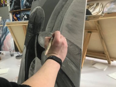 Bir sanatçının eli, atölyede siyah beyaz yaratıcı bir resim çizer..