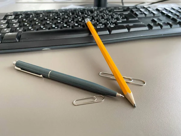 Automatische Groene Balpen Schrijfpotlood Bureau Met Computertoetsenbord Zakelijk Werk — Stockfoto