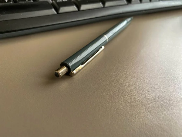 Automatyczny Zielony Długopis Pisania Biurku Biurkowym Klawiaturą Komputerową Praca Zawodowa — Zdjęcie stockowe
