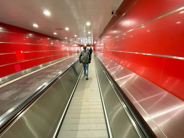 Μεγάλο Κόκκινο Σύγχρονο Μακρύ Φωτεινό Υπόγειο Διάδρομο Μεταξύ Των Σταθμών — Φωτογραφία Αρχείου