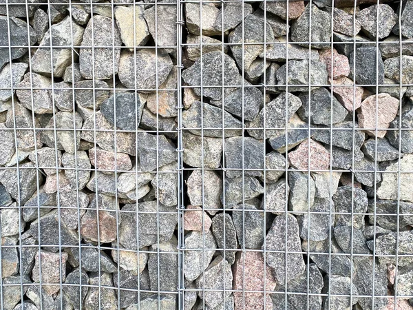 Textuur Van Metalen Gaas Grote Stenen Kasseien Binnenin Achtergrond — Stockfoto