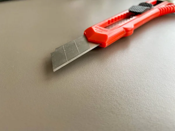 Cuchillo Oficina Rojo Afilado Con Una Hoja Corte Papel Escritorio — Foto de Stock