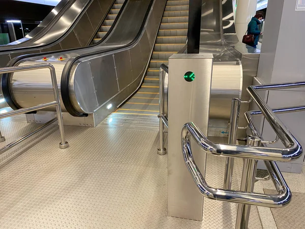 地下鉄やショッピングやエンターテイメントセンターを上下に自動ステップと大規模な快適な高速金属現代エスカレーター — ストック写真