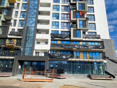 Filmde, modern malzemelerle evin yapımı ve yenilenmesi sırasında yeni binanın yeni sahibesinin yanında inşaat çalışması yapılıyor..