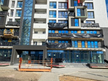 Filmde, modern malzemelerle evin yapımı ve yenilenmesi sırasında yeni binanın yeni sahibesinin yanında inşaat çalışması yapılıyor..