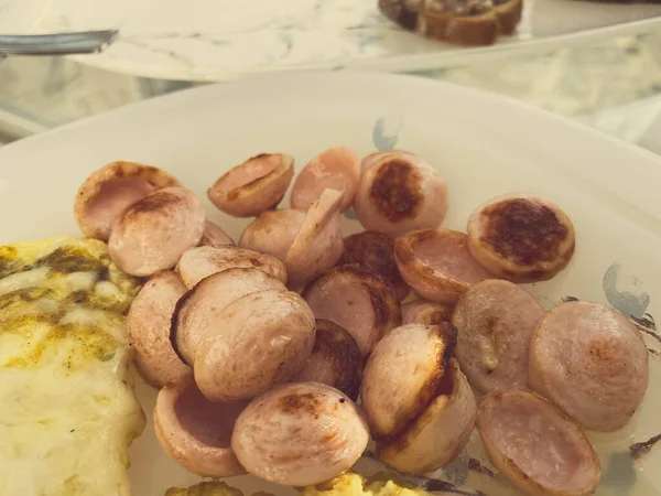 맛있는 고칼로리 아침으로 소시지 오믈렛 소시지 — 스톡 사진