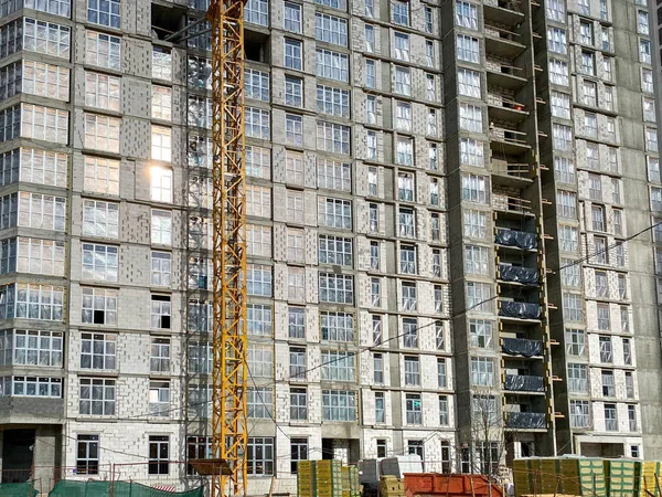 タワークレーンと労働者の男性と建設中の高層ビル — ストック写真