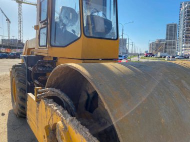Şehirdeki yollar çalışıyor. Güneşli bir yaz gününde eski asfaltı kesen özel ekipmanlar üzerinde çalışıyorum..