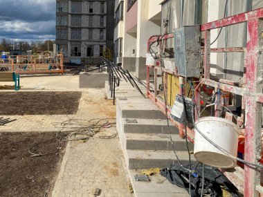 İnşaattaki askıya alınmış beşik, yeni bir apartmanın Shasad 'ını boyuyor. Yükseklerde inşaat işleri için mobil iskele platformu. Yalıtım ve duvar kaplaması, temizlik, sıva..