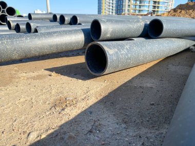 Yeraltında ısıtma boruları taşımak için modern polipropilen borular. Su borularının, drenaj sisteminin dayanıklı ve önleyici özellikleri.