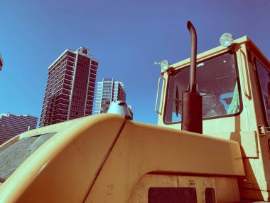 Yolda yeni bir asfalt yuvarlayan tekerlekli sanayi manzarası. Onarım, karmaşık ulaşım hareketi.