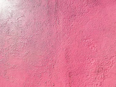 Kırık ve sıyrıklarla boyanmış metalik demir bir duvarın pembemsi kırmızı dokusu. Arka plan. Doku.