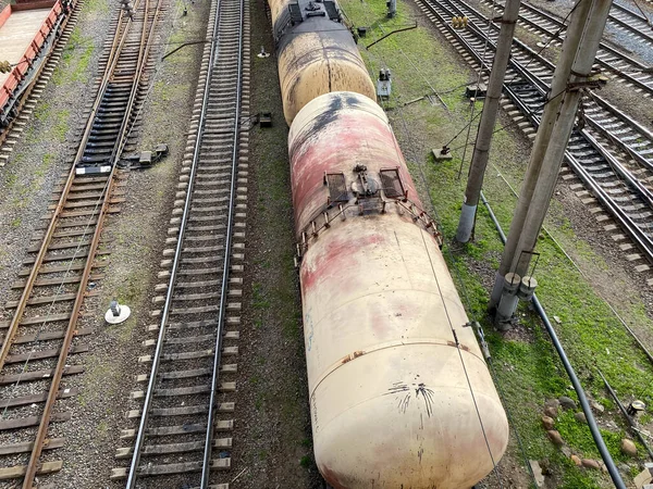 Vista Superior Diferentes Vagones Tanques Ferroviarios Ferrocarril Industrial Con Rieles — Foto de Stock