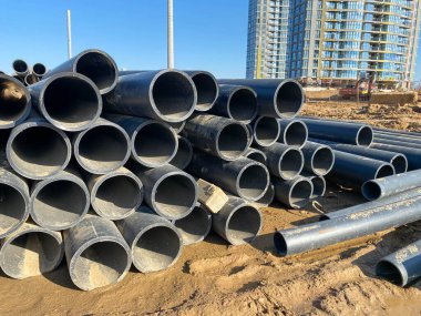 Plastik veya polipropilen veya polietilen borular, yuvarlak beyaz profiller yığını, teknolojik endüstriyel arka plan.