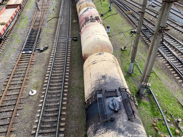 Vista Superior Diferentes Vagones Tanques Ferroviarios Ferrocarril Industrial Con Rieles — Foto de Stock