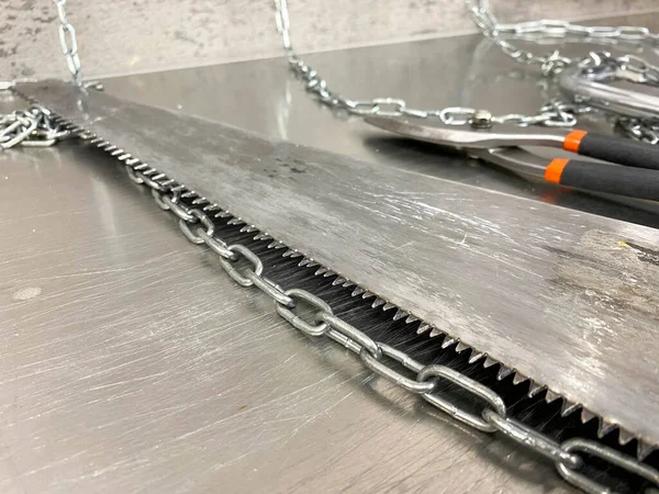 커다란 날카로운 절단기 쇠사슬이 수동식 자물쇠 도구들 — 스톡 사진