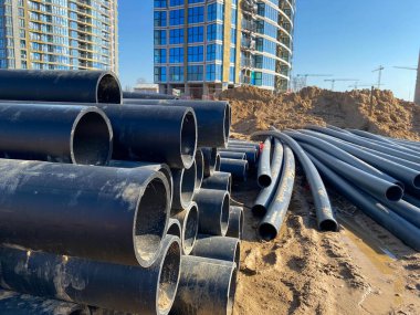 Büyük endüstriyel plastik polipropilen modern büyük çaplı tesisat boruları su tesisatı döşeme ve inşaat ve yenileme binalar ve evler.