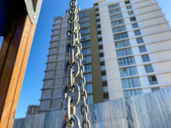 Cadeias Ferro Fundo Uma Nova Casa Canteiro Obras Durante Construção — Fotografia de Stock