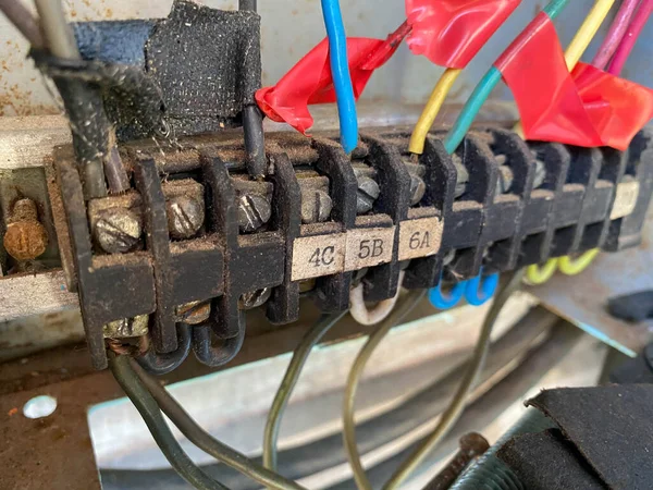 Eski kablolar. Elektrikli arka plan. Eski kablolu terminal şeridi.