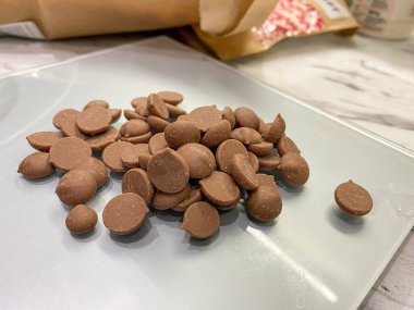 Lezzetli, yuvarlak, Belçika sütlü çikolatalarından yapılmış ev yapımı tatlı tatlılar ve dekorasyonlar..