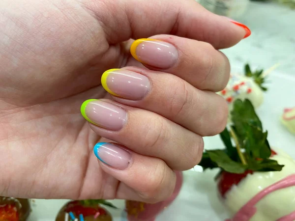 Piękne Wielobarwne Kobiety Manicure Modny Stylowy Francuski Palcach Lakierem Żelu — Zdjęcie stockowe