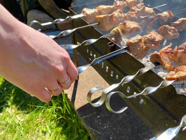 Carne Churrasco Cozida Espetos Mão Homem Piquenique Livre Com Churrasqueira — Fotografia de Stock
