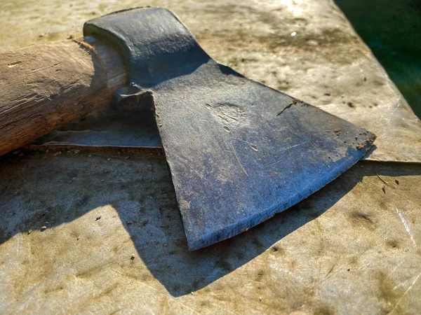 as antigas armas frias medievais, machados, olibardos, facas, espadas com  cabos de madeira lambem os degraus de pedra do castelo 13608851 Foto de  stock no Vecteezy