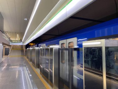 Yeni mavi modern metro treni hızlı hızlı güvenli büyük şehirde tren istasyonundaki metro istasyonunda bekliyor..