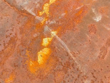 Panoramik grunge paslanmış metal doku, pas ve oksitlenmiş metal zemin. Eski metal panel.