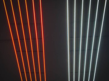 Kırmızı ve beyaz parlak neon ışıklı LED çok renkli lazer çizgileri ve paralel lambalardan çizgiler. Arkaplan.